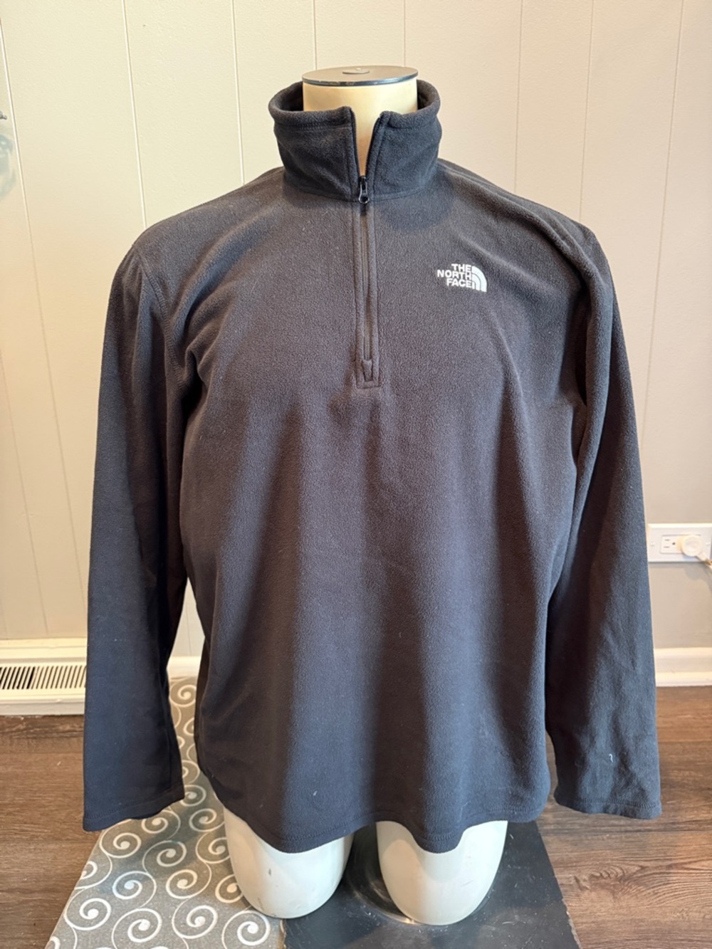 B40 The North Face Men’s Large Black 1/4 Zip Fleece Pullover